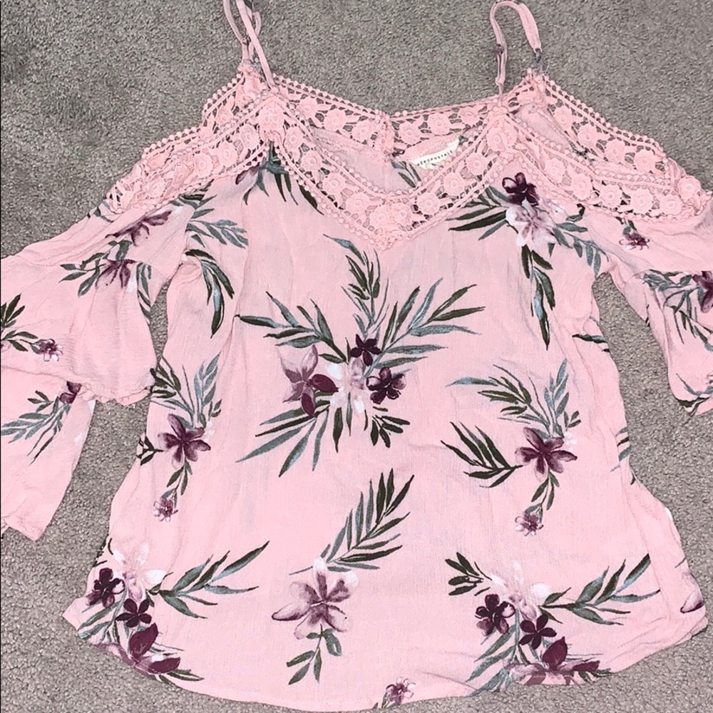 Shoulder exposed flowy tank top